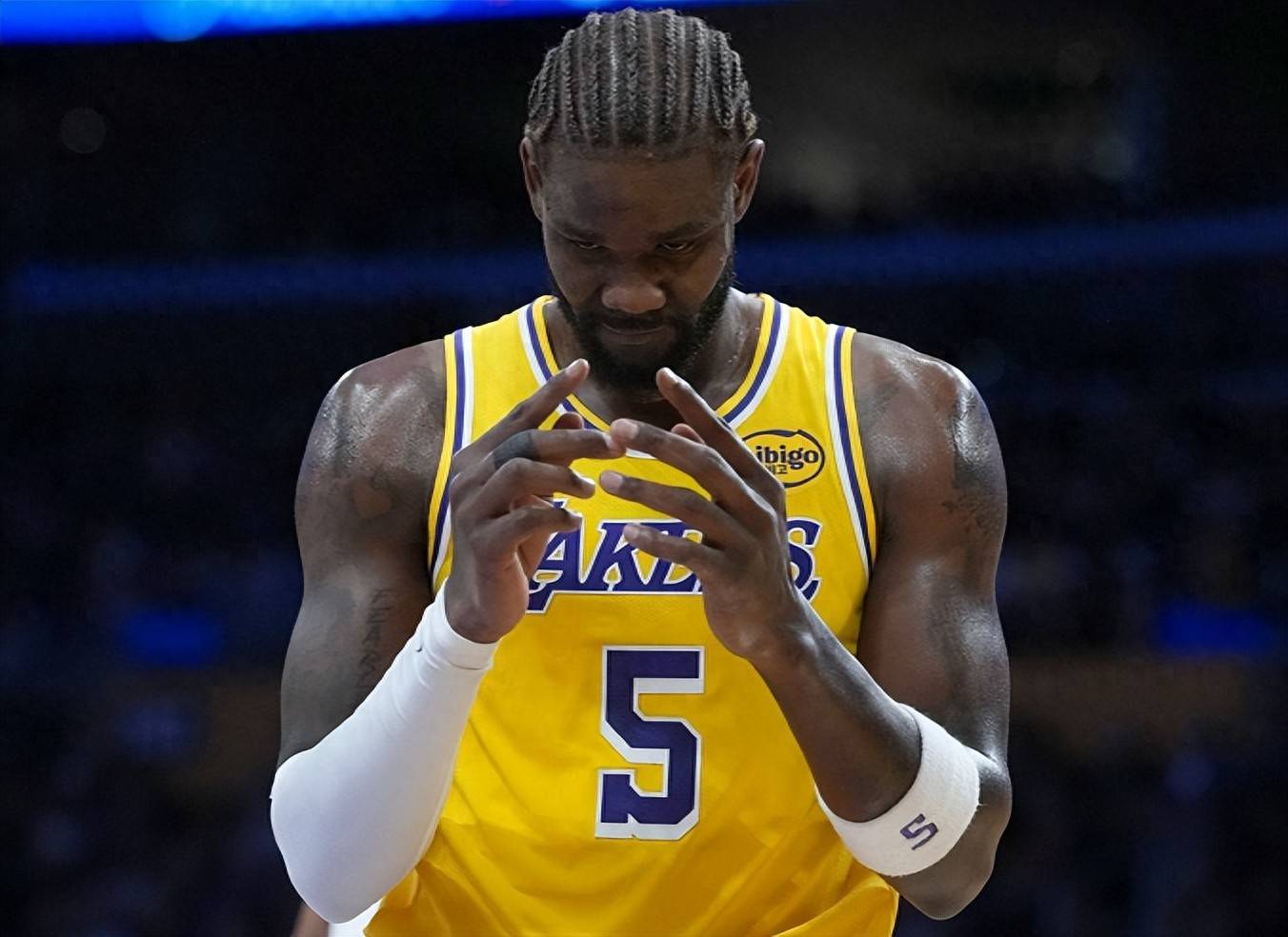 关于底特律活塞训练开放日，加时末段伤情更新引欢呼，NBA季后赛在即，更衣室氛围转暖的信息